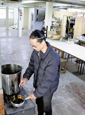 移転したばかりの作業場で、カフェオレベースの原料を作る村上所長（名古屋市西区で）