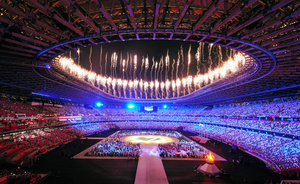 国立競技場であった東京五輪の閉会式。選手たちが入場後、花火が打ち上げられた=2021年8月8日、国立競技場、池田良撮影