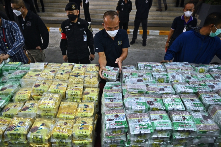 タイの警察は、2023 年 1 月 24 日にバンコクの麻薬取締局での記者会見の前にクリスタル メタンフェタミンのパッケージを表示します。紅茶やコーヒーの袋に隠された覚せい剤。 （リリアン・スワンランファによる写真/ AFP）
