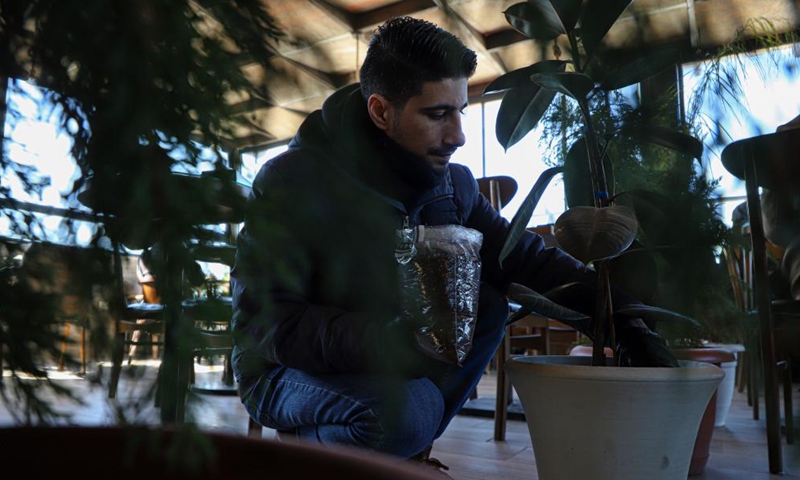 2023 年 1 月 19 日、ガザ市でコーヒーかすを植物の肥料として使用するアブドゥラ・アル・サファディ。20 代のガザの若者、アブドゥラ・アル・サファディは、地域社会でコーヒーかすを有機肥料にリサイクルすることを推進しています。 (写真提供: Rizek Abdeljawad/Xinhua)