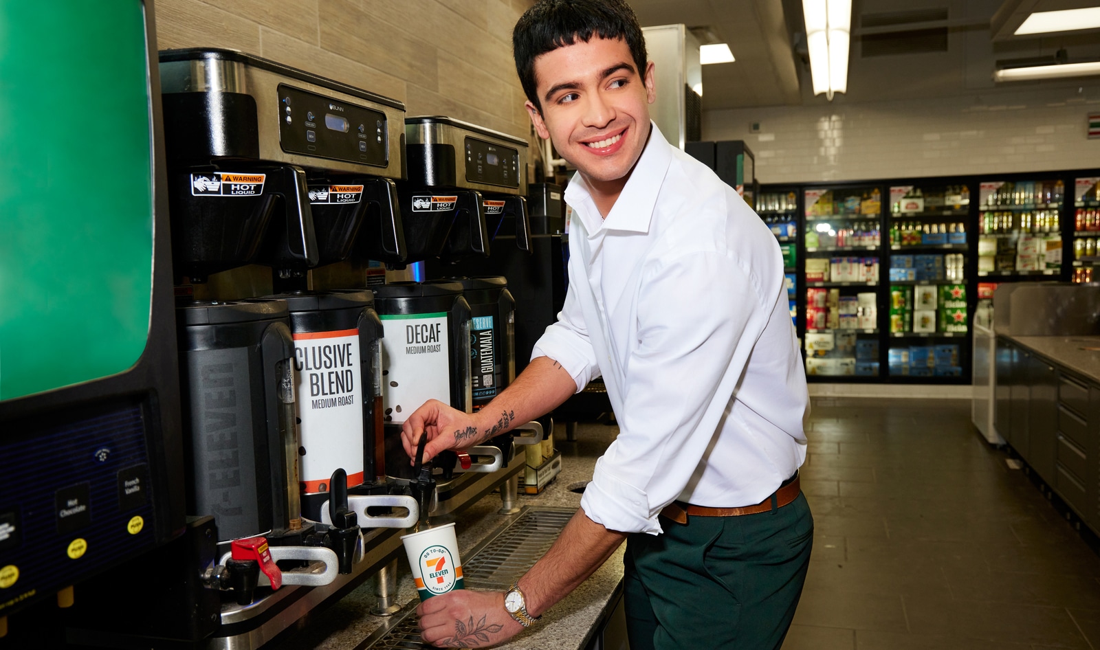 セブンイレブンは現在、90 か所のコーヒー ステーションで Oatly のオーツ ミルクを提供しています
