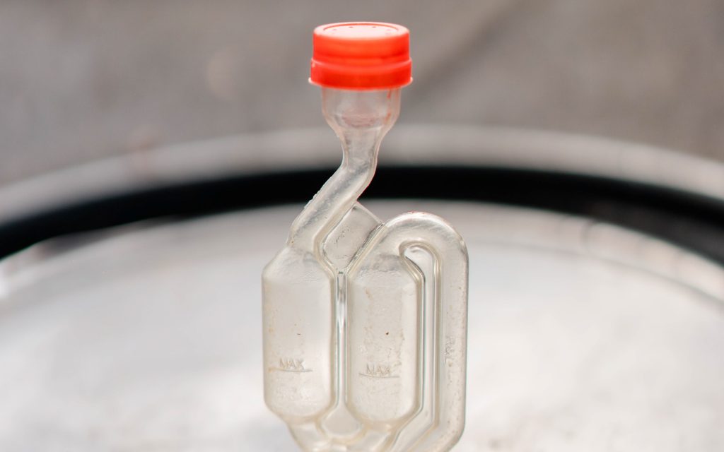 炭酸浸軟および乳酸発酵中に使用される装置の一部