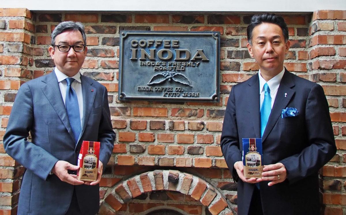 （左から）新ブランドの商品を手にするイノダコーヒの前田利宜社長、キーコーヒーの柴田裕社長