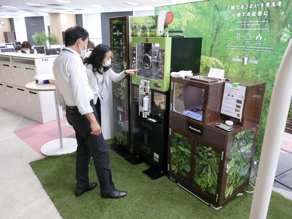 オフィスフロア中央にマイボトル対応型コーヒーベンダーと自動高速洗浄機を設置