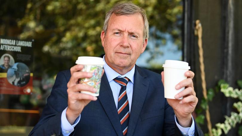 WA のプラスチック計画の第 2 段階に関する詳細を発表する環境大臣の Reece Whitby。右にあるのは間もなく禁止されるコーヒー カップです。