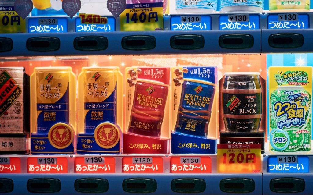 日本の自動販売機にあるさまざまな種類の缶コーヒー。