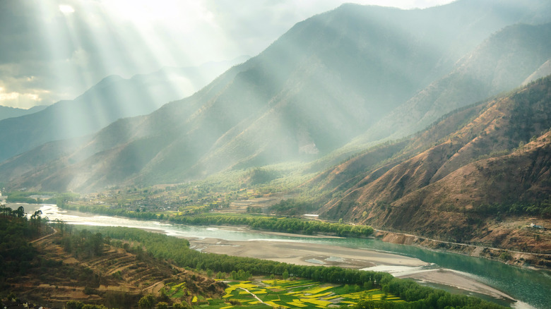 雲南省の山と川の渓谷